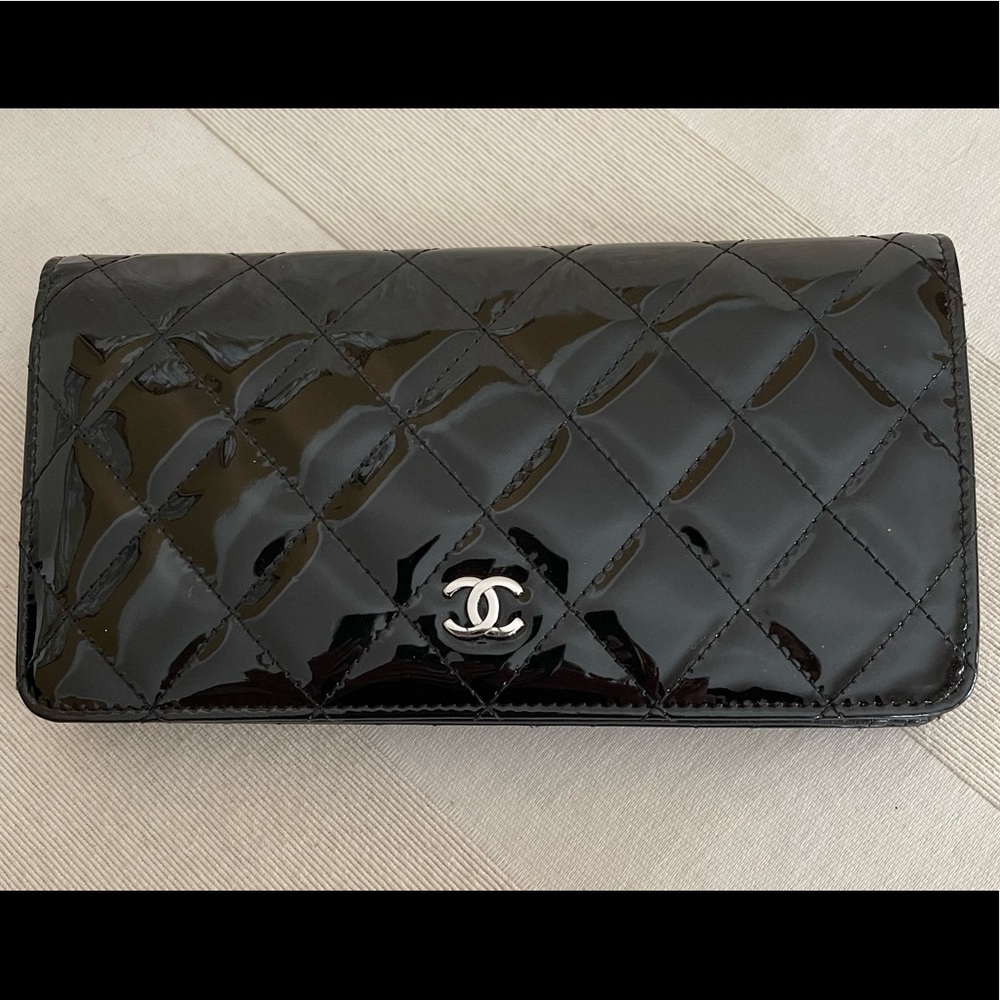 CHANEL Quilted Patent Leather Yen Continental Wallet - Black